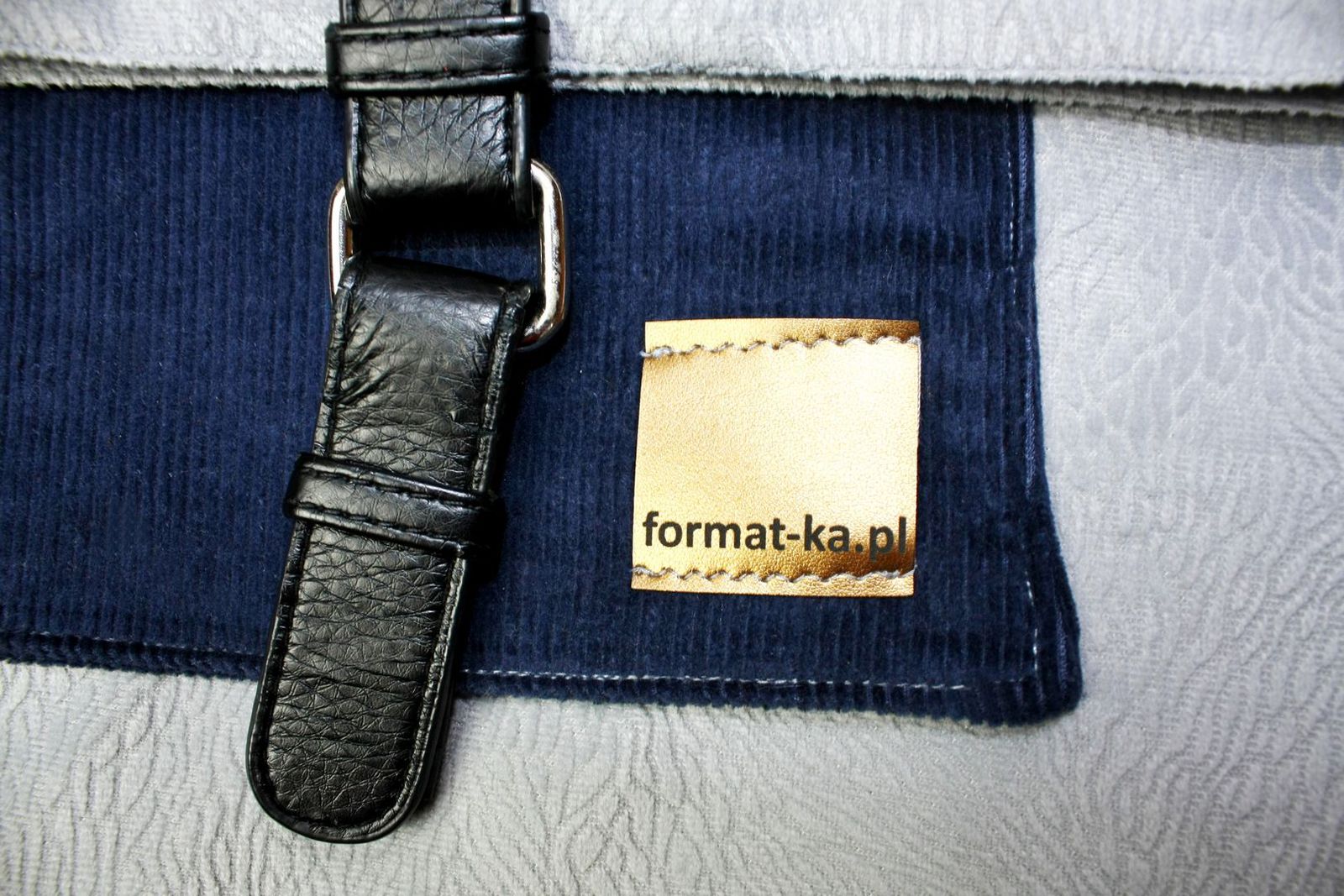 Metka Format-ki na torebce Julia, granatowa sztruksowa kieszrń i klamra z ekoskóry.