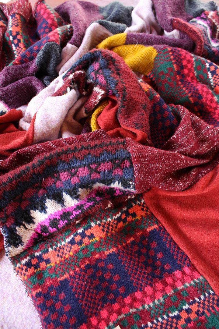 Patchworkowy koc zero waste ze swetrów - widok na wzory.