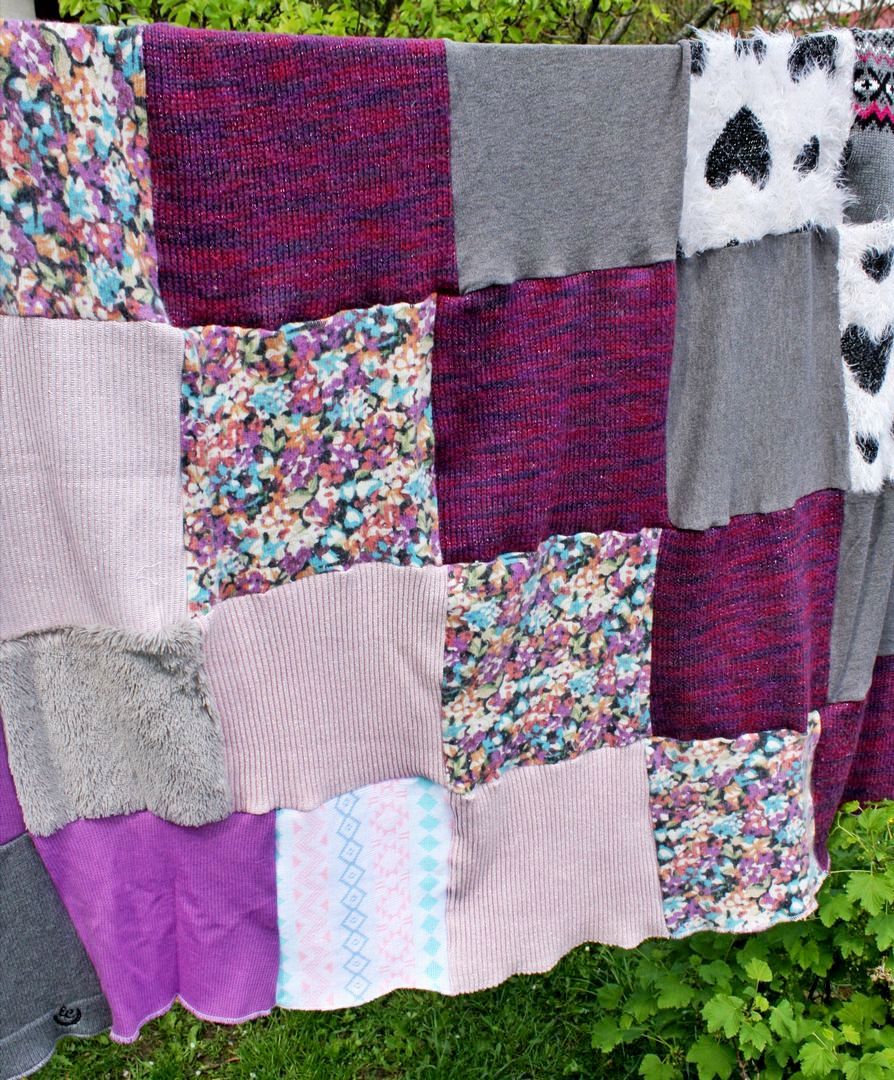 cały patchworkowy koc w pastelowych kolorach rozwieszony na sznurze