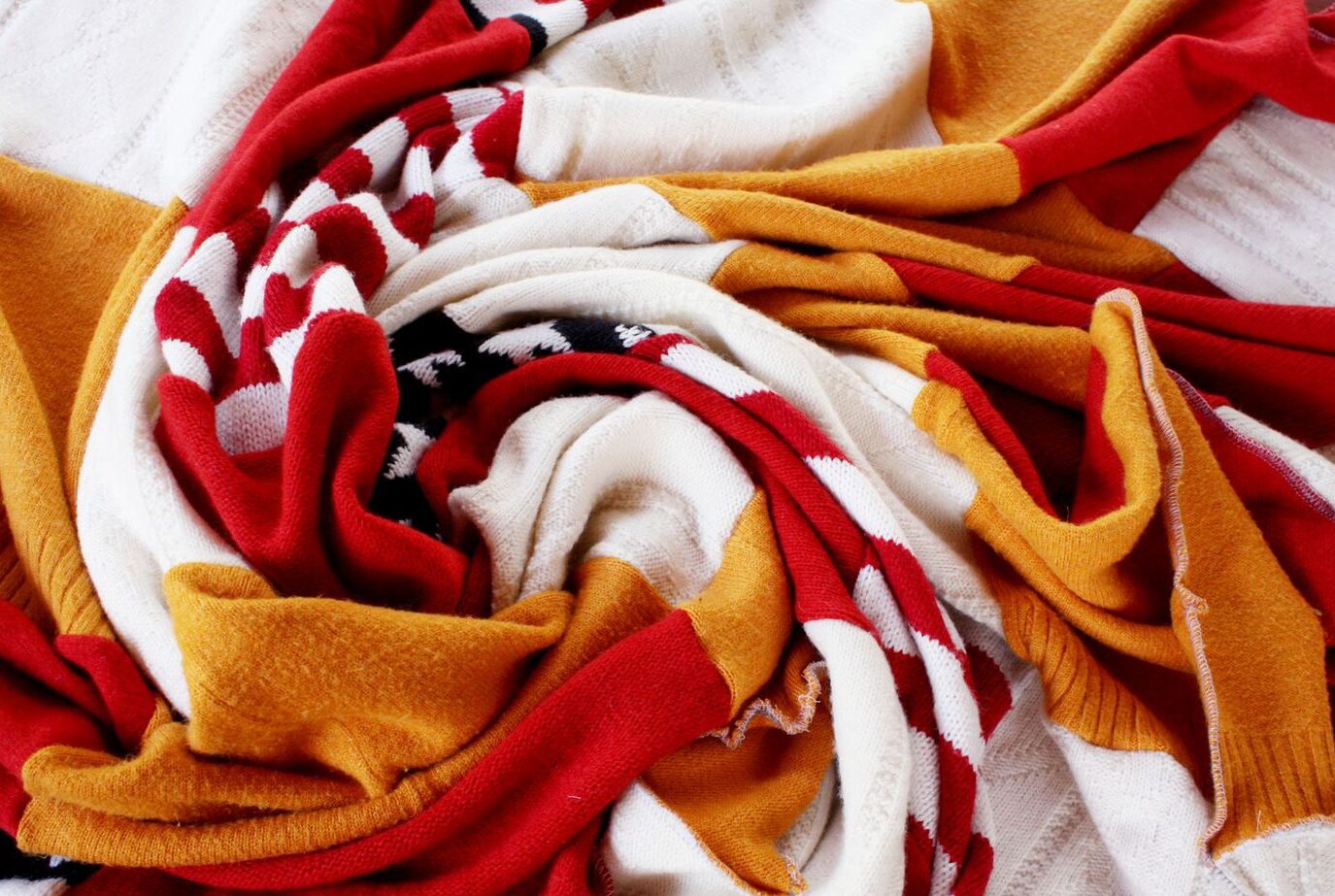 Patchworkowy koc zerowaste ze swetrów z recyklingu.