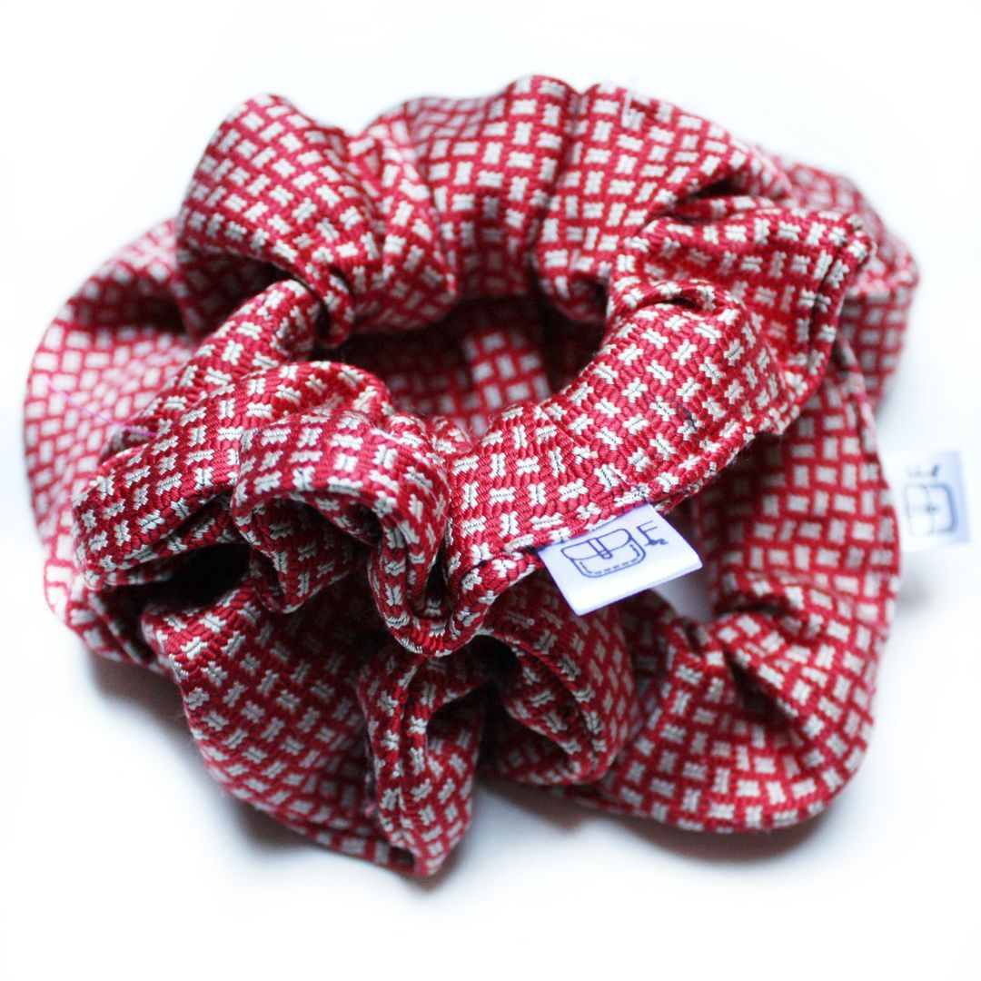 Frotka z krawata w czerwoną krateczkę.