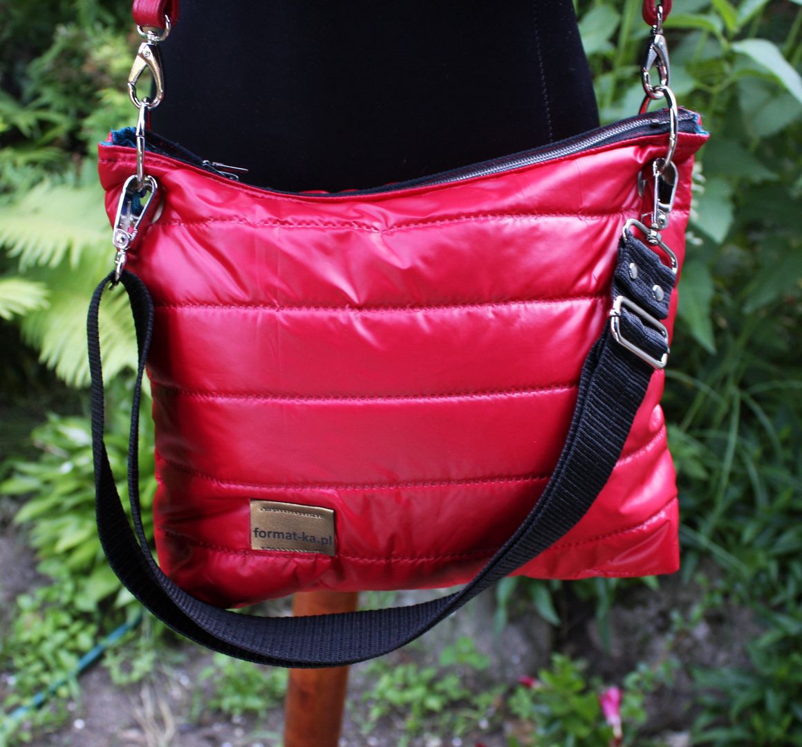 Czerwona ortalionowa torebka z wypełnieniem.