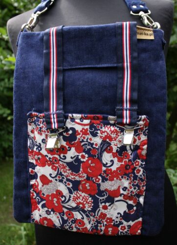 Jeansowa saszeta z podszewką i kieszenią z vintage materiału w kwiaty zapinana taśmami z szelek.