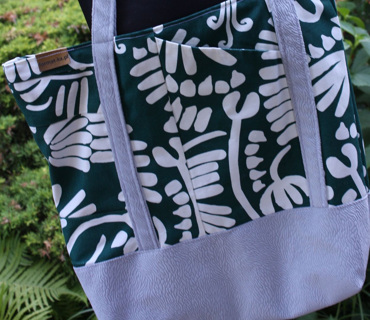 Zielono, biało, szara szoperka na rączkach.